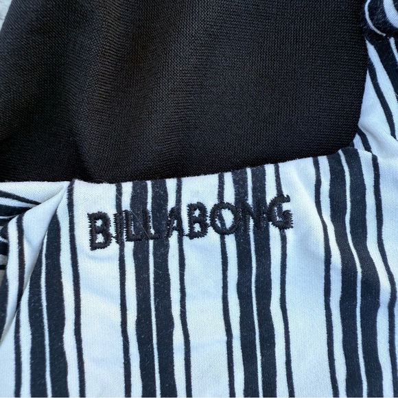 Billabong Women's Get in Line One Piece
Swimsuit - MEDIUM (Black/White) - Picture 4 of 11